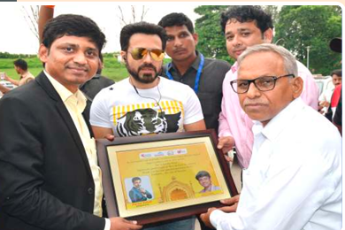 Award presentation to Emraan Hashmi